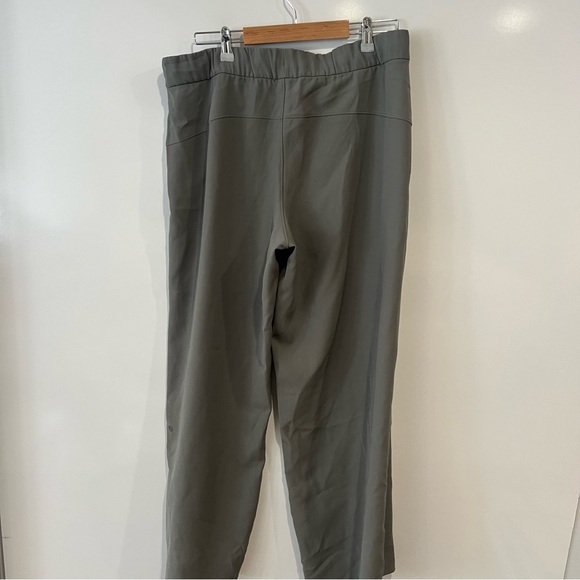 NWT Lululemon On The Fly Pant *Wide Leg Woven 31.5"
Grey Sage - Picture 6 of 12